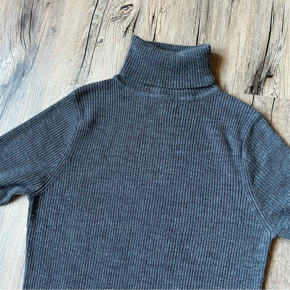 Link | Turtleneck Ribbed Sweater - Picture 4 of 10